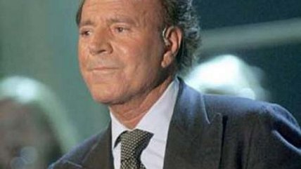 Julio Iglesias se disculpó por teléfono con iquiqueños