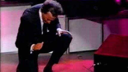   Julio Iglesias canta 
