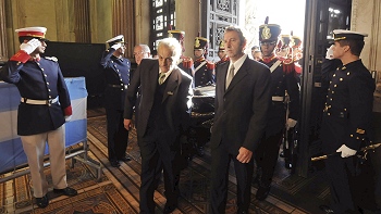 Cientos de personas recibieron los restos de Alfonsín en el Parlamento argentino