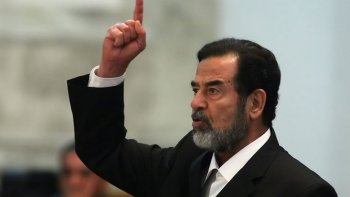Sadam Husein escribió cartas para denunciar agresiones tras detención, según diario