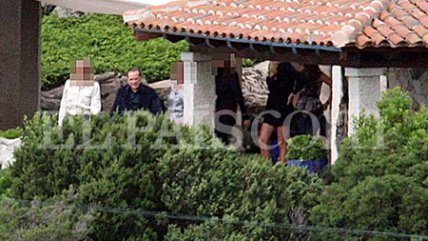 El País justificó la publicación de fotos de Berlusconi
