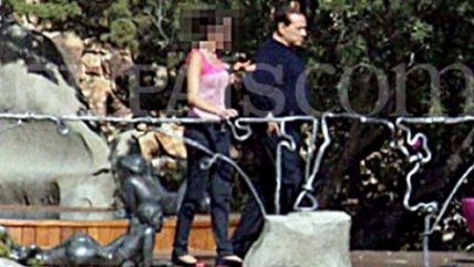 El País: Con las fotos de Berlusconi cumplimos nuestra misión