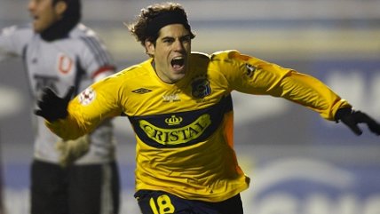 Ezequiel Miralles derriba el cerco de U. de Chile