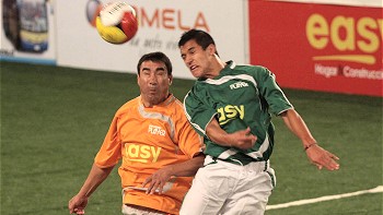 Superclásico en versión de Showbol terminó a los golpes