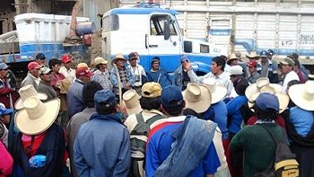 Campesinos peruanos liberaron a 13 policías que retenían cerca a hidroeléctrica