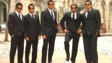 Jugadores de U. Española dan una "clase de fútbol" a pequeño hincha