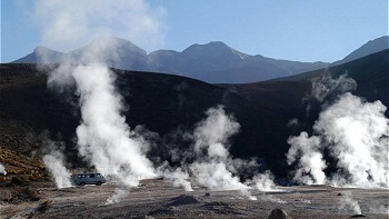 Alcalde de Calama expresó su molestia por columna artificial de agua en géiser del Tatio