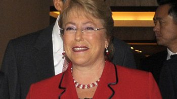   Presidenta Bachelet defendió presencia de su madre en su viaje a Corea 