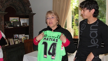   Matías Fernández le regaló su camiseta a la Presidenta Michelle Bachelet 