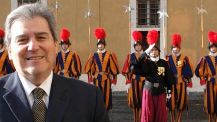 Sergio Campos, entre Shakira y el Papa en la gira presidencial