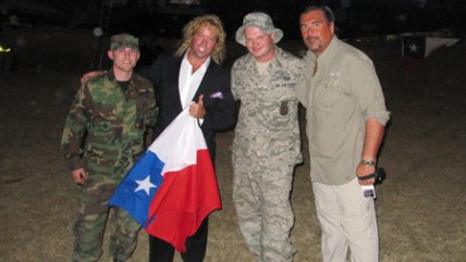   El video-saludo de Leonardo Farkas desde un avión con ayuda para Haití 