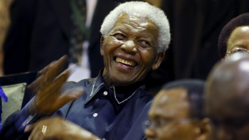 Nelson Mandela recibió ovación del parlamento sudafricano por aniversario de su liberación