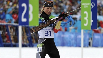 Anastazia Kuzmina consiguió el oro en biatlón femenino en Vancouver