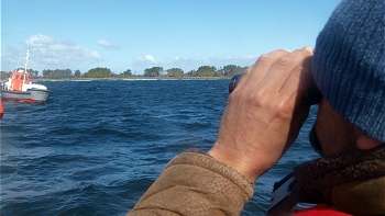 En medio de la búsqueda de víctimas del naufragio en Chacao, ancuditanos retoman sus actividades cotidianas