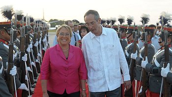   Bachelet arribó a Guatemala y se reunió con el presidente Alvaro Colom 