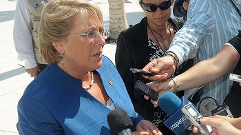 Bachelet y críticas al déficit 2009: Dejaremos la casa ordenada en términos fiscales