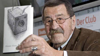 Günter Grass llamó a poner fin del celibato católico