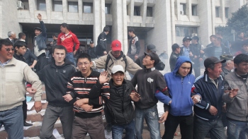 EE.UU. reconoció contactos con el gobierno y la oposición en Kirguizistán