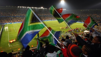 Hinchas sudafricanos acamparon para comprar últimas entradas del Mundial
