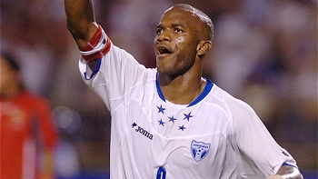 Entrenador de Honduras puso en duda la participación de David Suazo en el Mundial