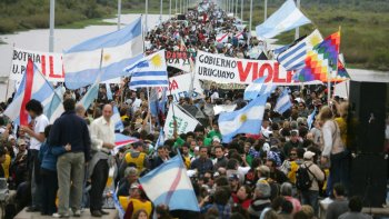 Frontera entre Uruguay y Argentina fue escenario de doble manifestación por papelera