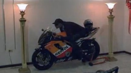   Velan el cadáver de joven embalsamado encima de su moto 