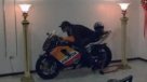 Velan el cadáver de joven embalsamado encima de su moto