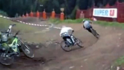   Ciclista pelea y corre por el tercer lugar 