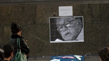 Montevideanos homenajean a Benedetti al cumplirse el primer año de su deceso