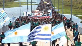 Gobernador pidió a los ecologistas que levanten el bloqueo de puente a Uruguay