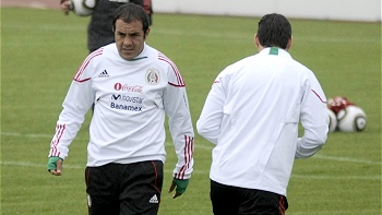 Prensa mexicana descubrió a Cuauhtémoc Blanco fumando y trasnochado