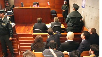   En prisión preventiva quedaron sujetos que apedrearon automóvil en Puente Alto 