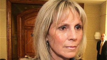   Automóvil en que viajaba Lily Pérez sufrió ataque a pedradas 