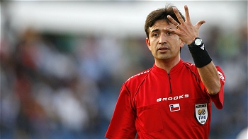 Arbitro Pablo Pozo quedó fuera del duelo mundialista entre Argelia y Eslovenia por lesión