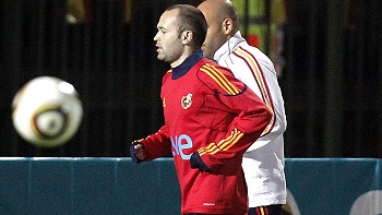 Andrés Iniesta realizó entrenamiento junto a sus compañeros en práctica dominical de España