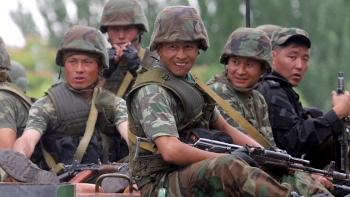 Dos aviones con ayuda para refugiados de Kirguizistán llegaron a la zona