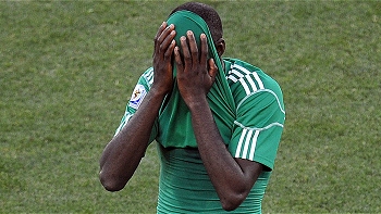 Nigeria denunció amenazas de muerte contra jugador expulsado ante Grecia