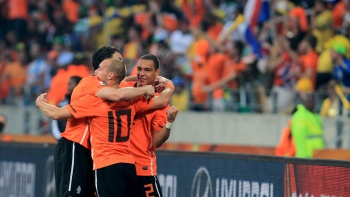 Holanda despertó a tiempo para sorprender al mundo y eliminar a Brasil