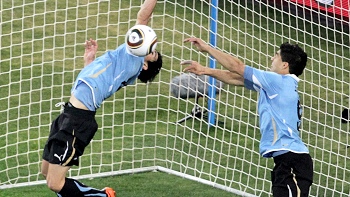 Luis Suárez y su mano en los minutos finales ante Ghana: 