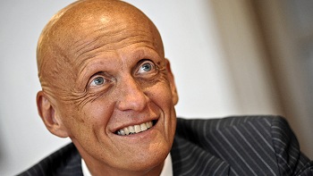 Pierluigi Collina se mostró a favor de aumentar el número de árbitros por partido