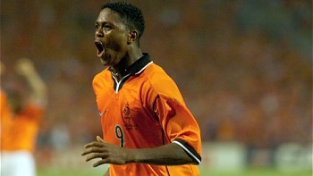 Patrick Kluivert sostuvo que Holanda debe anular a Xavi e Iniesta si quiere ganar el Mundial