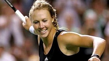 Estonia Kaia Kanepi sorprendió a Flavia Penneta y conquistó el WTA de Palermo