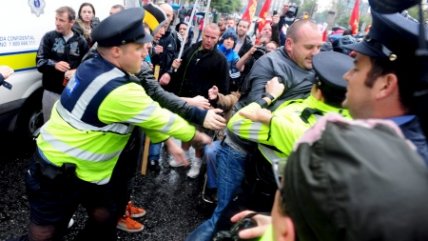   Manifestantes arrojaron huevos y zapatos a Tony Blair en Dublín 