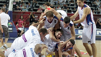   Serbia dejó fuera de competencia a los campeones del mundo en Turquía 