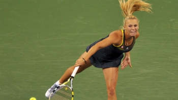 Wozniacki derrotó a Cibulkova y al viento para meterse en semifinales del US Open