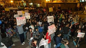 Porteños protestaron contra ordenanza que prohíbe alimentar y cuidar perros callejeros