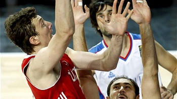   Turquía superó a Serbia en un desenlace electrizante y disputará el título mundial 