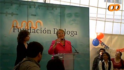   Michelle Bachelet canta una paya en honor a Isabel Allende 