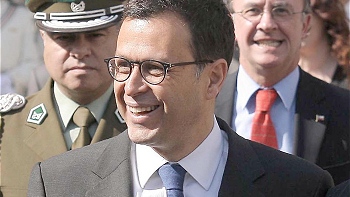 Hinzpeter arribó a Isla de Pascua para verificar avances en demandas de clanes