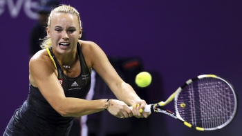 Wozniacki culminará la temporada en la cima de la WTA tras vencer a Schiavone en Doha